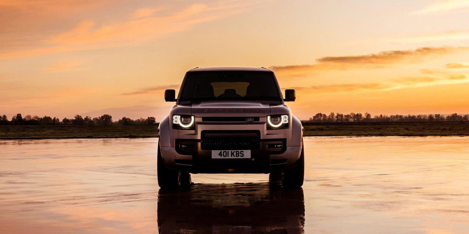 Land Rover Defender – Biểu tượng huyền thoại, sẵn sàng vượt mọi thử thách.